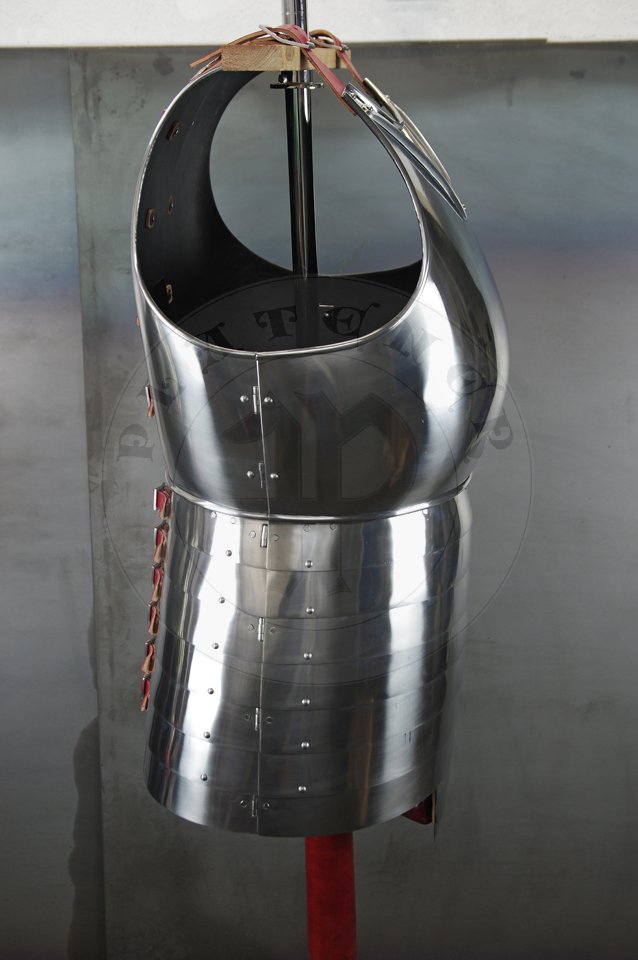 Cuirass with separate skirt in downward lapping lames construction. Backplates hinged at breastplate sides - so called reredors construction. Made of medium carbon steel of various thickness: breastplate 2 mm, backplates 1,5 mm, skirt 1,2 mm. Forged V-shaped stop rib to deflect the points of weapons away from the neck. Heat hardened and tempered up to 42 HRC. Handmade steel buckles in set./ Kirys biay z osobnym fartuchem pytowym. Naplecznik dwuczciowy przymocowany na zawiasach po bokach napiernika. Kirys wykonany ze stali redniowglowej o rnej gruboci: napiernik 2 mm, naplecznik 1,5 mm, fartuch pytowy 1,2 mm. Kuta w ksztacie V ochrona szyi. Hartowany i odpuszczany do 42 HRC. Rcznie wykonane stalowe sprzczki w zestawie.